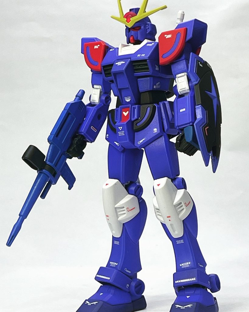 EGラーガンダムの特徴的な肩を活かしたくブルーディスティニー2号機カラーに全塗装。