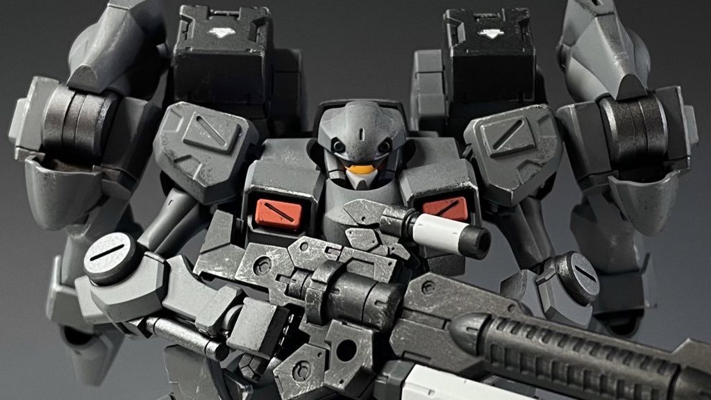 正面。肩や肘にコトブキヤさんのディテールアップパーツで情報量を追加。スポンジチッピングとドライブラシでウェザリングを施しました。