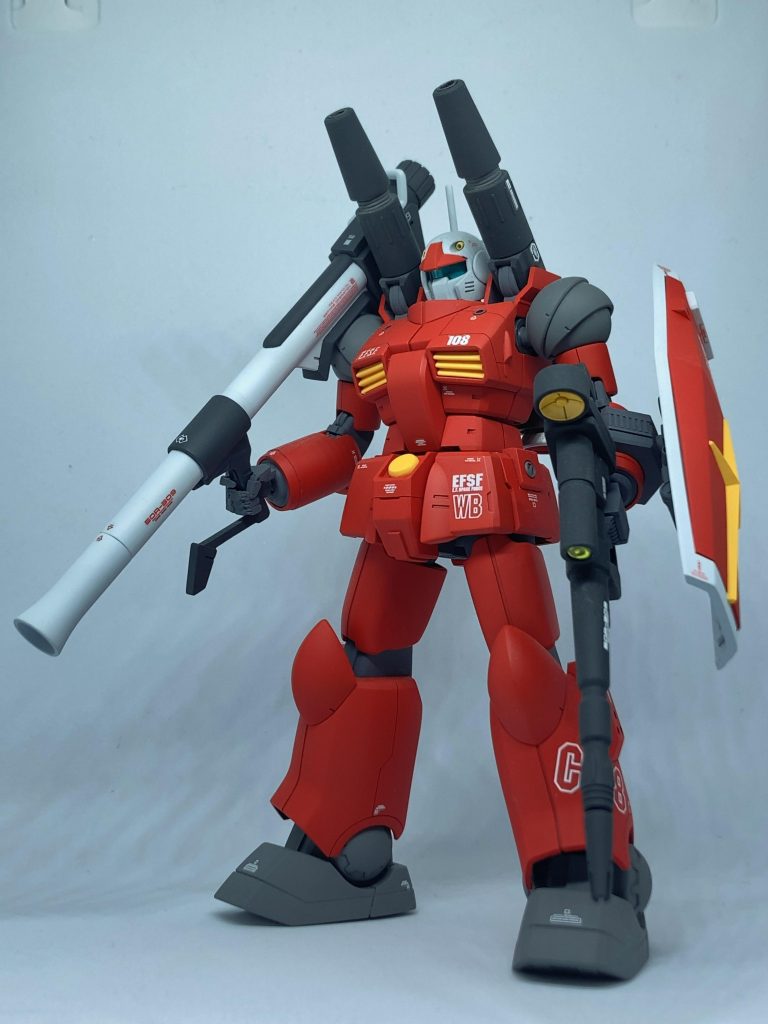 フロントビューご覧の通り、公式設定を無視したてんこ盛り仕様です。バズーカとシールドはHGUC191リヴァイブガンダムから。ガンキャノンって、本来は支援機なのでビームライフルよりバズーカの方が似合う気がします。シールド基部はプラ板箱組でスクラッチ、ネオジム磁石を仕込んでいるので、脱着は自由自在です。ハンドパーツは、ビルダーズパーツのMSハンド03…だったかな?左手も武器持ち手が付属しているのはポイント高し。でも平手は表情がケバくて使い物にならず。