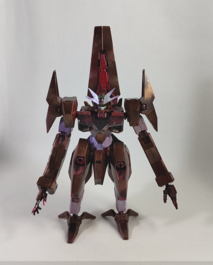 元々は近場のホビーショップで水星の魔女キットの展示会があり、それに参加すべく組んだものです。いい年のおっさんのくせにリアルの展示会とか初めてだったし、何を組むか考えあぐねた結果、運に全てを任せることにしました。「当時売っていたアクリルスタンドのガチャを回し、出たキャラの機体を作ろう」と。そして出たのがノレアで、この機体になったわけですが、組んでみてそのちんちくりんぶりに頭を抱えたものです。