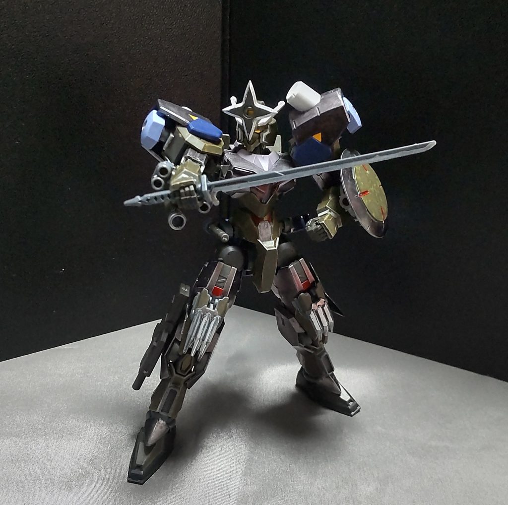 ・忍者刀「半蔵」とある忍者に肖って名付けられた忍刀で、並のMSの装甲も切り落とせる程の切れ味を誇る業物である。対ビームコーティングも施されているので、ビームサーベルとの鍔迫り合いも可能である。