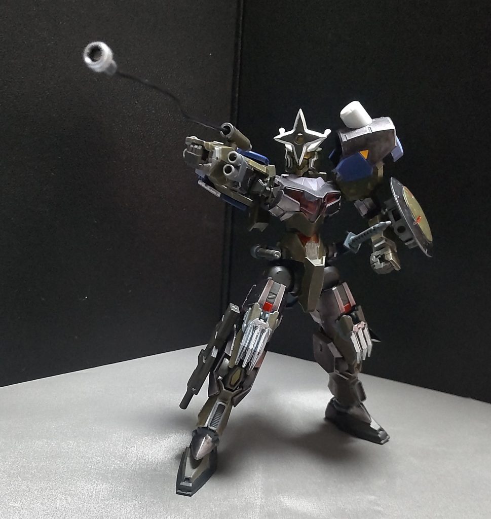 ・特殊電磁ワイヤー「雷針」右腕に装着されている武装で、ワイヤー式の先端部分を発射して、相手の身体に当てる。その後、ワイヤーを伝って高圧電流を流し込む暗器である。※グフカスタムのヒートロッドを参考にしています。