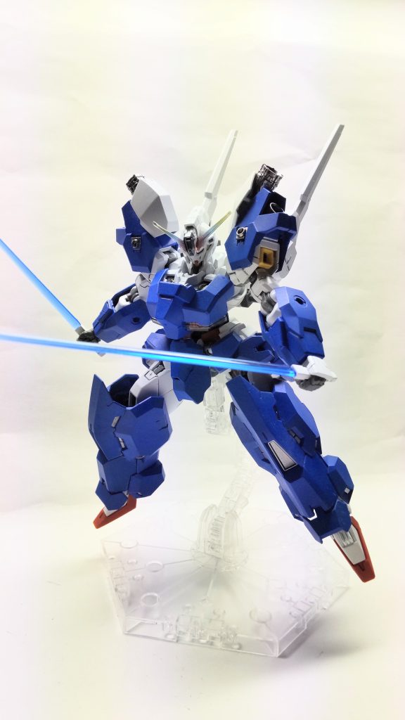 背面武装無しでのビームサーベル二刀流足首の可動が少し制限されましたが、他はキット通りに動きます。フロントアーマーが小さくてアーマーが干渉するので、ボールジョイントを仕込んで横幅を増やし、独立可動できるようにしました。