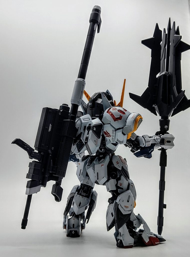 背面から見ても情報力が多くかっこいいキットです。いかにもパーツのポロリに悩まされそうなフォルムですが全然そんなことはなかったです。