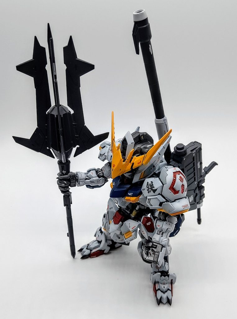 ところどころスジボリを入れてそのラインにそって塗り分けしています。元々たくさん入っているモールドにはマスキング、筆塗り、墨入れを使い分けて部分塗装しています。