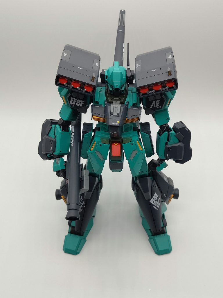 正面アングル。デカールの配置は設定通りに貼らずに己のセンスを信じて貼りました