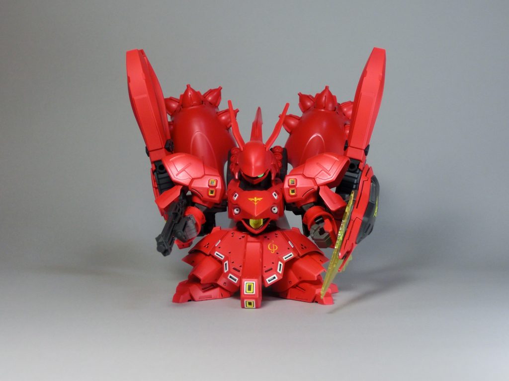 正面からナイチンゲール好きだけど肩が好きじゃないのでサザビーの肩と交換足もサザビーと交換し横にナイチンゲールの横指?を生やしましたFFサザビーのダブル・ホーン・ファンネルを追加横に広がったファンネルラックを後方に向き変えしました巨大なファンネルラックがホヤみたいですね!