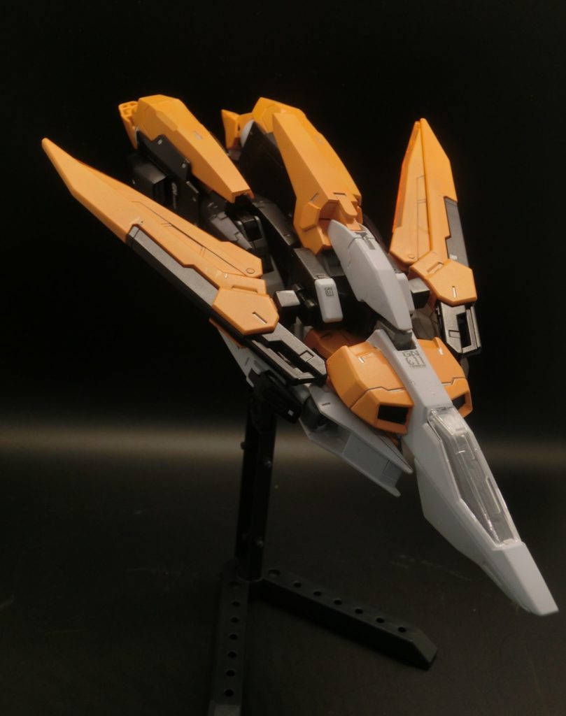 ファイターへ変形。ハルートの飛行形態とは違う形態となっています。