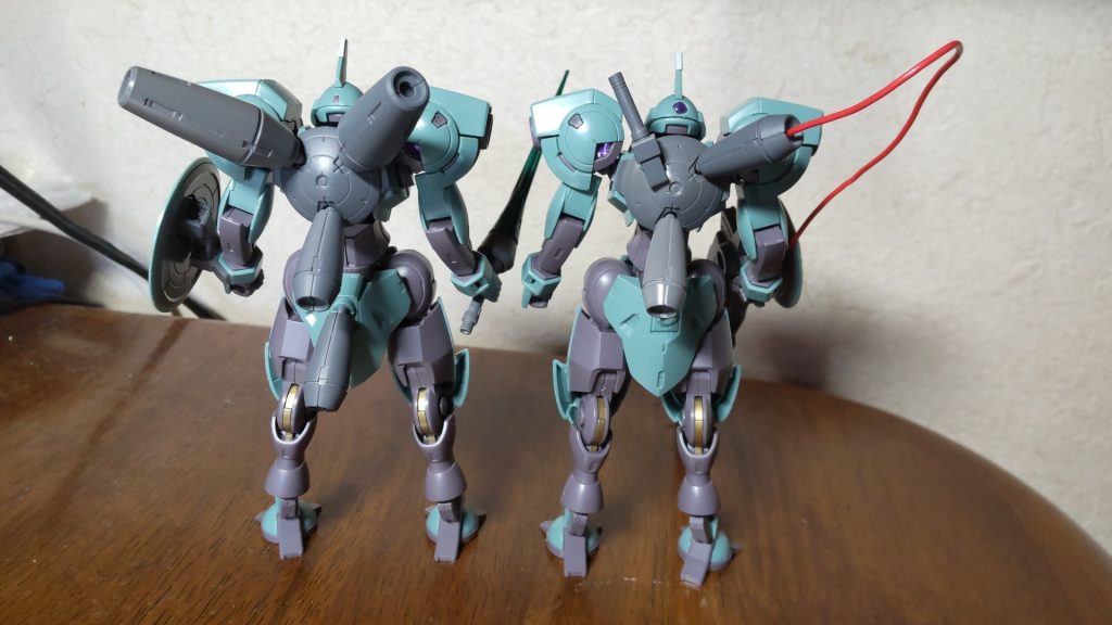 近接機はブースターを4機装備させて機動力を高めました。狙撃機はライフルのエネルギーパックをバックパックに装備させ、左側にはビームサーベルを1機装備させました。