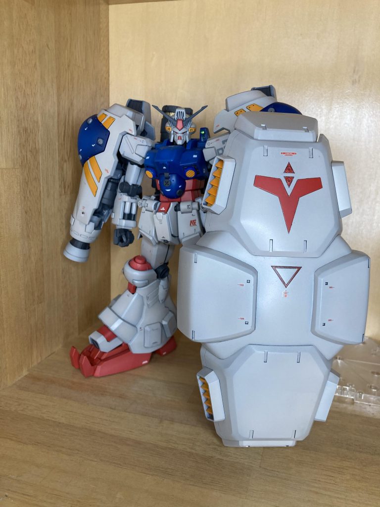 シールドは全く保持できないのでディスプレイスタンドに引っかけてます。