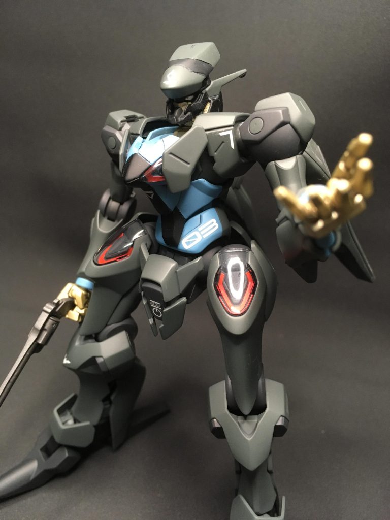 「とか何とか勝手に恥っずかし~脳内設定語られちゃってっけどよ?そんなコイツに乗せられてんのはこの俺様、強化人士3号ことエラ~ンさ~んせ~。」(降りてきた)「でな?乗ったら乗ったでよ?何と機体に合わせて人格が俺様からクール気取りのカッコつけマンに切り替わっちまうんだと~。都合良すぎて笑っちまうわな。」