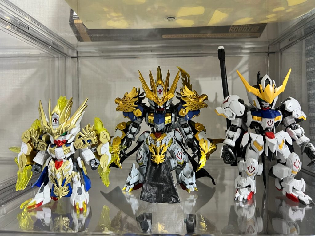 ベース、モデル、完成品の比較です。こうして並べてみると、モデルにした馬超ガンダムバルバトスをそのまま再現はできてないなあと感じます。しかし、雰囲気は出せましたし、好みの感じに仕上がりました。ユニコーンやダブルオーがMGSD化されたら、劉備や趙雲にも挑戦したいです。