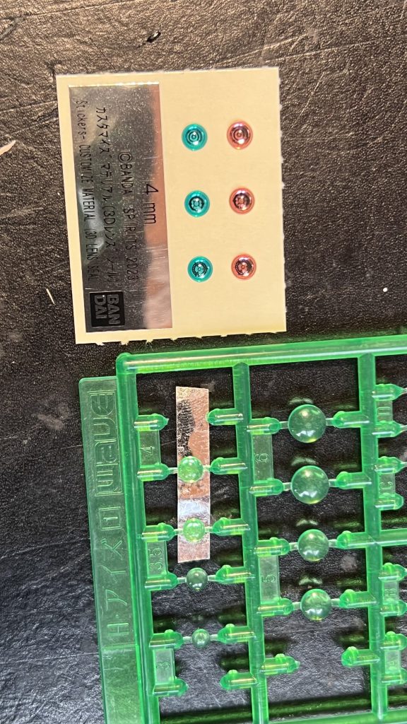 モノアイは30MMの3Dレンズシールにしようかと思ったのですが色味が合わず断念。定番のHアイズにしました。