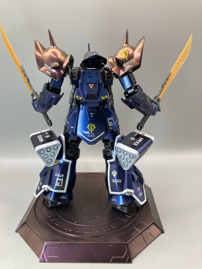 二刀流バックショット。エグザムとヅィマットが当たり前だがよく似合う♪ラインデカールはRGシャアザクとサザビーなどから流用。コーションマークはハイキューパーツさんのRBコーションデカール、その他ウェーブ、ガンプラ用の色々なデカールからイフリートに合わせてチョイス、貼り付け。クリアコートはMr.カラーのスーパークリアIIIを3層重ねて吹付。