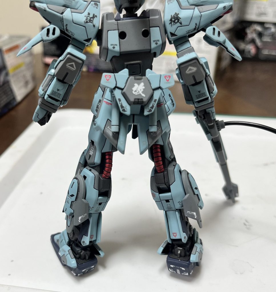 見えづらいけど、こだわったのがサーベルラック