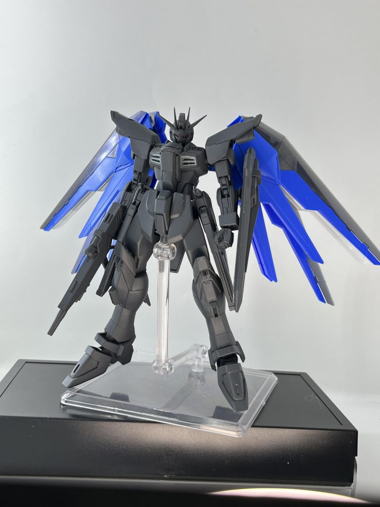 サフはこんな感じになります延長や厚さの変更によるプロポーション調整がほとんど。腕はディナイアルガンダムの腕とストフリの関節、二の腕を使用してMG2.0のような形状に寄せてます！