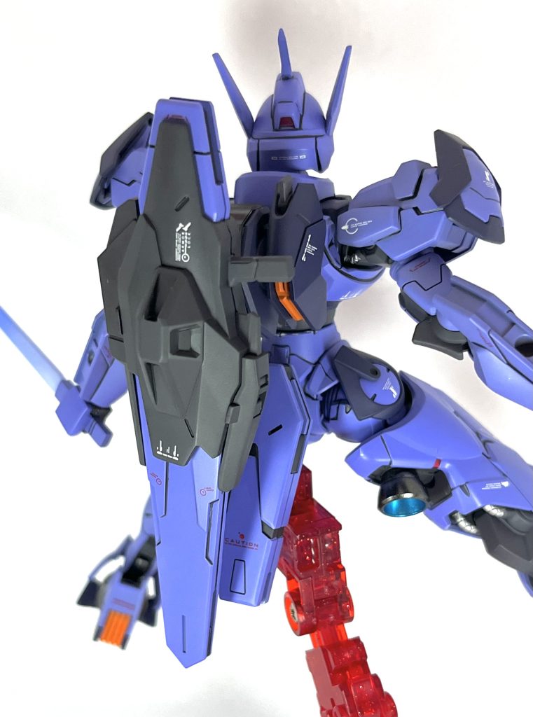 レシーバーガンとバックパックの内部にネオジム磁石を仕込み、背面にマウントできるようにしました。