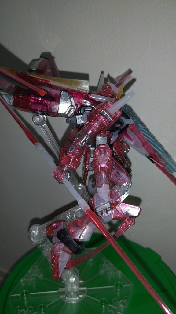 右側から。関節等のシルバー部分はガンダムマーカーのメッキシルバーで塗装しました。クリアカラーとの相性が凄く良いです。