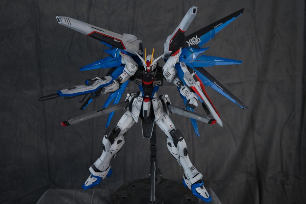 レールガンの基部を加工しているのでㇵの字に開くことができます。