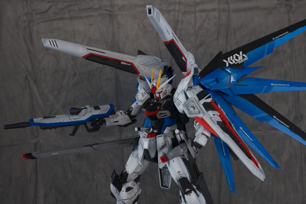 バラエーナは先端をVer.GCPから持ってきて、ディテールもシンプルにしています。ビームライフルはVer.GCPのものを幅詰めしています。