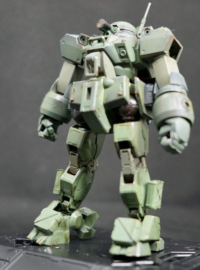 本機はブリオン社製の旧式デミトレーナーを基に局地戦闘用にカスタマイズされた機体である。他社モビルスーツとの交戦データーを録る目的のために傭兵部隊に供与されたと言われている。