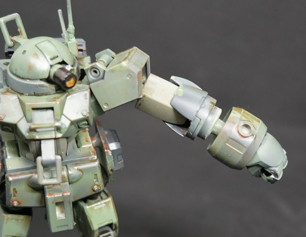 近距離からのアームパンチ(左腕のみ)も内装されている。