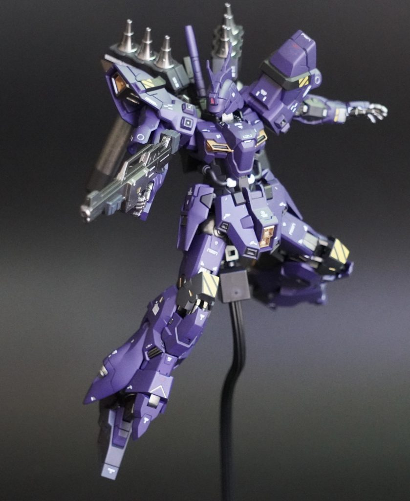 ネオ・ジオン再蜂起に向けて開発された指揮官用次世代ニュータイプ専用機のひとつ。しかしアタラント3に積み込まれた機体からは次世代サイコミュ技術が回収されていた。従来のサイコミュ式コクピットとファンネルに戻し、同時にいくつかの武装も外されている。パイロットは、ネオ・ジオンのニュータイプ研究所出身の強化人間アゴス・ラガート少尉が務める。※ムーンガンダムのHPより