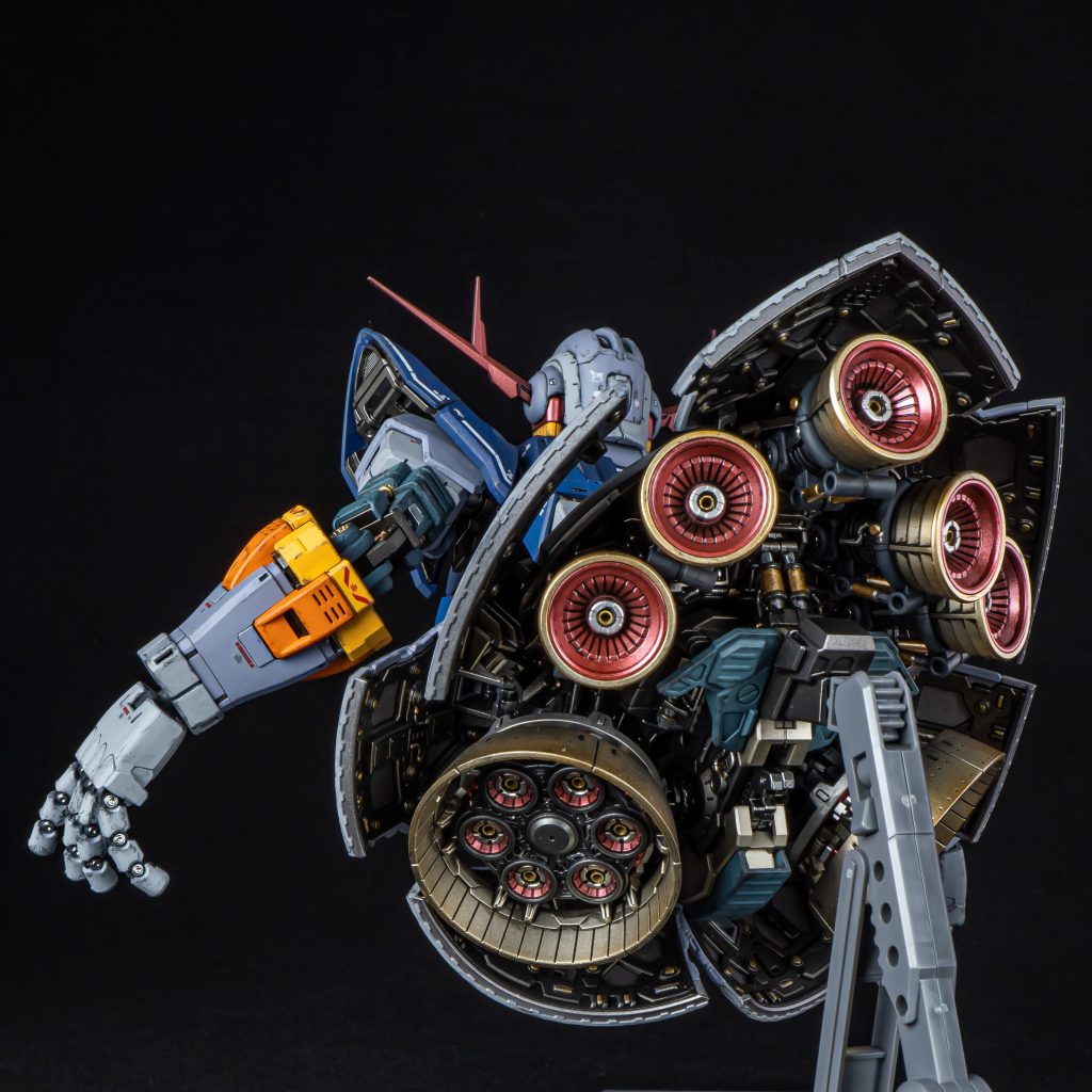 スカート内部細かいパイプなど塗り分けることで覗き込んだとき一層メカニカル感が出ますねバーニアはエフェクトパーツ用に3mm穴が空いてましたが緻密感がうしなわれるため内部に2mm程度の真鍮パイプを埋めてディテールアップしてます