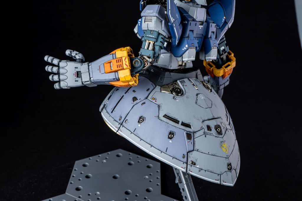 目立たないところですがスカート外側にある丸モールドは彫り抜いてメタルパーツ配置、裏側は丸形ディテールアップシールで手軽に塞いでます。