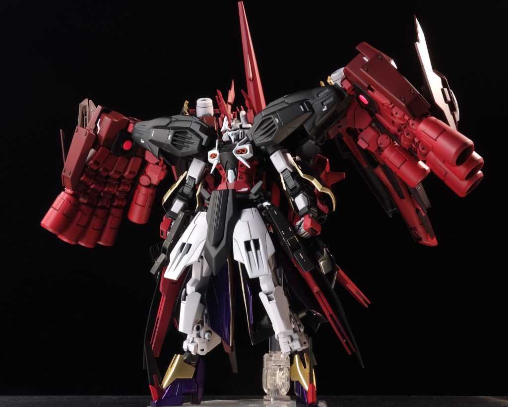 引いて見るとこんな感じ。両肩に大仰な不審物を携帯しているおかげで横幅がえらい事になっているように見えますが、実はバックパックもクソデカいため奥行きもえらい事になっているので大丈夫です。大丈夫じゃないです。重いです。