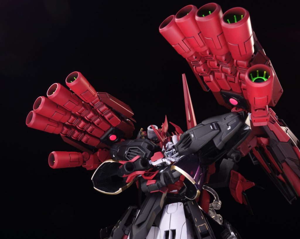 両肩の不審物は、メガな粒子を発射する危険物でもあるので、こんな事になったりもします。変形機構のおかげで、こんなにゴテゴテしているのに腕組みのような事もできたりしています。