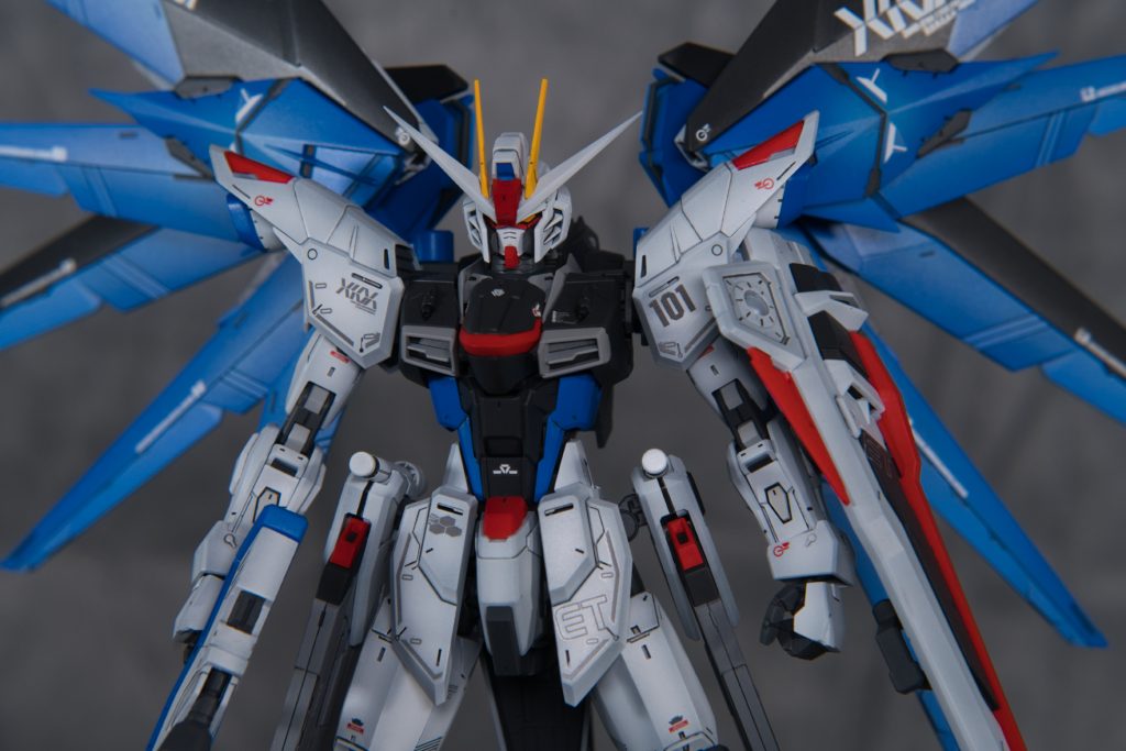 肩とフロントアーマーを大型化しています。