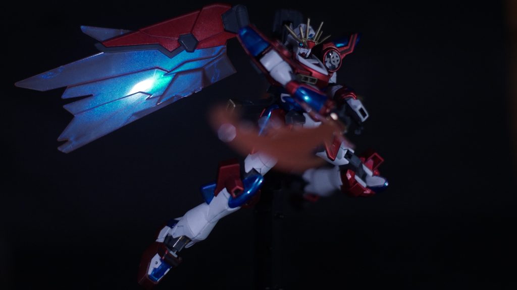 レンズ部と肩の「炎」「神」の部分はレジンを使いました。偏光塗料の質感を生かすためクリアパーツはつや消しにしませんでした。