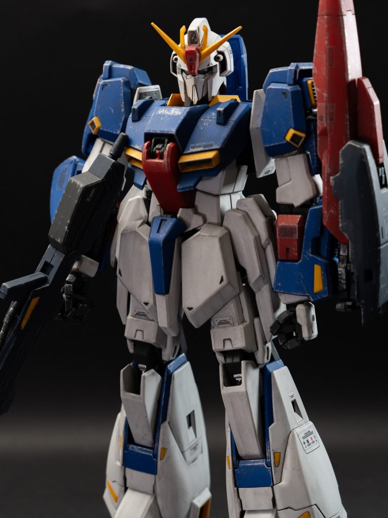 このZガンダム、2つの大きな問題があります。まず1つ目は、制作最終段階で右股関節付け根のジョイントが折れてしまったこと。真鍮線で軸打ちして何とかしましたが、右足の左右に広げる動きが出来なくなりました...