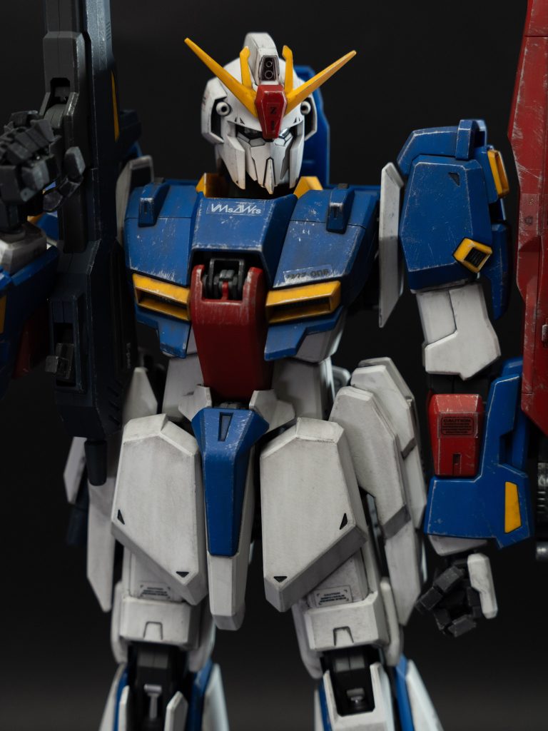 背面にはウィングを取り付けることもできるのですが、ウィングの重みにやられてエビぞりしてしまうので外しました笑PGともなると、アクションベースもへし折れる重量。何よりアクションベース用の穴が無い(2000年発売の古いモデルだから?)