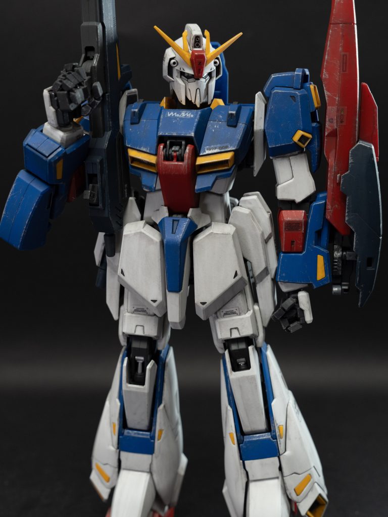 そして2つ目。このZガンダム自重が重すぎて、まともにポーズ取れません笑。先ほどから直立姿勢なのはそのためです。銃の持ち方をやや変えてみたり、画角を変えてみたりしてごまかしています。