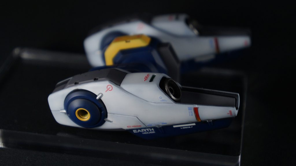 側面バーニアを囲う部分に合わせ目が出ますが、先人の知恵を拝借して、パーツを分割して、合わせ目消ししています。