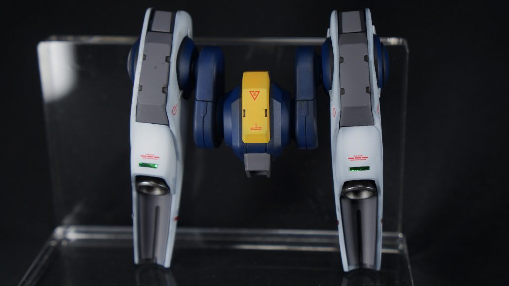 背面バーニア上部のディテールにメタリックテープとUVレジンでキラッとするところを作っています。