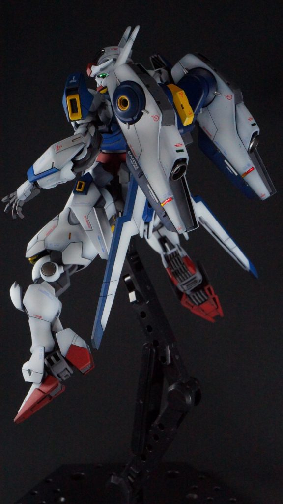 劇中では濃い紫色で取ってつけた感が否めませんでしたので、本体と同色にすることで、いかにも標準装備であるかのような一体感を目指しました。