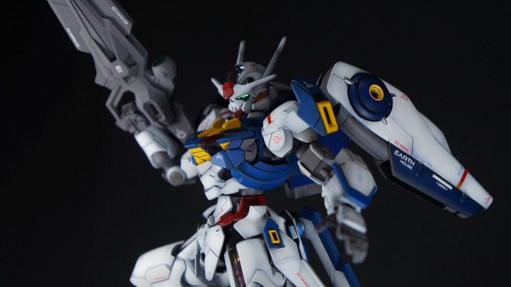 デカールも同じHIQ PARTSの赤と青のものを使っています。また、1年前にはなかった、ガンダムデカール水星の魔女の地球寮のデカールも使いました。