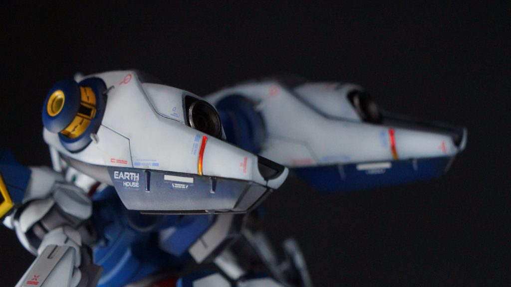 フライトユニット後方の溝にエアリアルのシェルユニット発光用のホイルシールの余白部分を貼り付けて、発光しているような雰囲気を出しています。こちらもUVレジンを塗布しています。