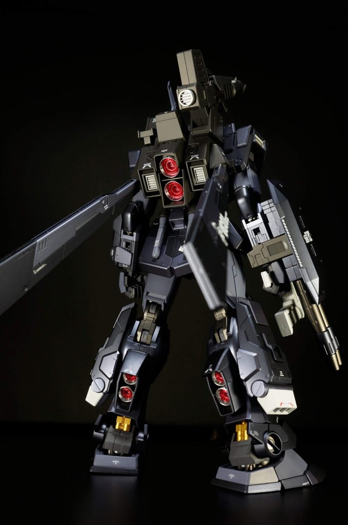 アオリ気味に黒背景でも撮りました。黒背景の方が艶消しメタリックの質感がいい感じに表現できるんですが、暗めのカラーだとどうしても背景に溶けてしまう・・・撮影は難しいですね。