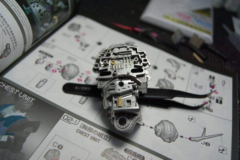 基本はフレームをシルバーで塗装して、ゴールドで差し色しています。