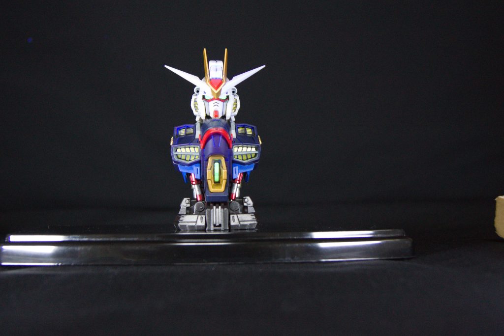 蛍光ブルー+フラットブラックでスミ入れ、カメラ等を蛍光色で塗装。