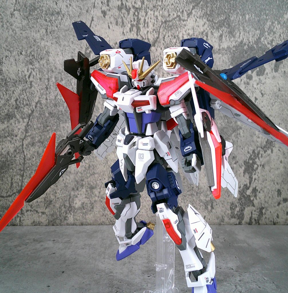 背中からキャノンが展開!キャノンはミキシング過程で余ったビルドストライクの腕を使っています。