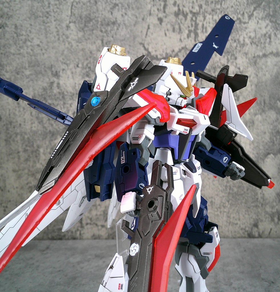 横はこんな感じ、方につけてる赤い刃はレジンで適当に整形してます。