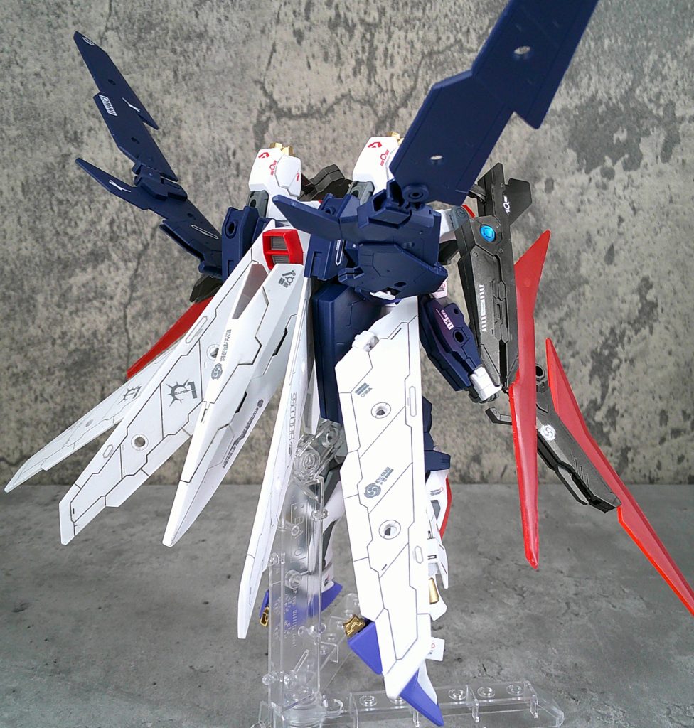 斜め後ろ。いかにも変形しそうな見た目をしてますがしません!