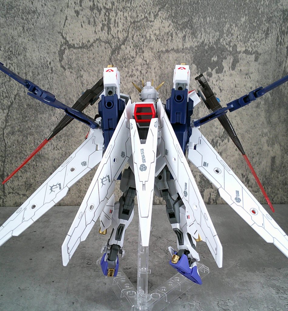 後ろ。なんか羽がマントっぽい。