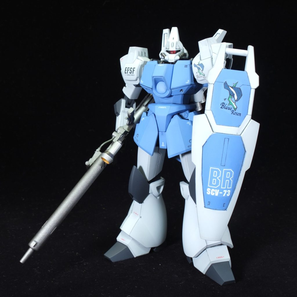 正面から。盾はHGUCのGP01から流用。ランス・ガーフィールドから受け継いだパーソナルマークはUVプリンタで作成。塗装は、青:水星の魔女エアリアルブルー、白:水星の魔女エアリアルホワイト 灰色:水星の魔女ファラクトグレーです