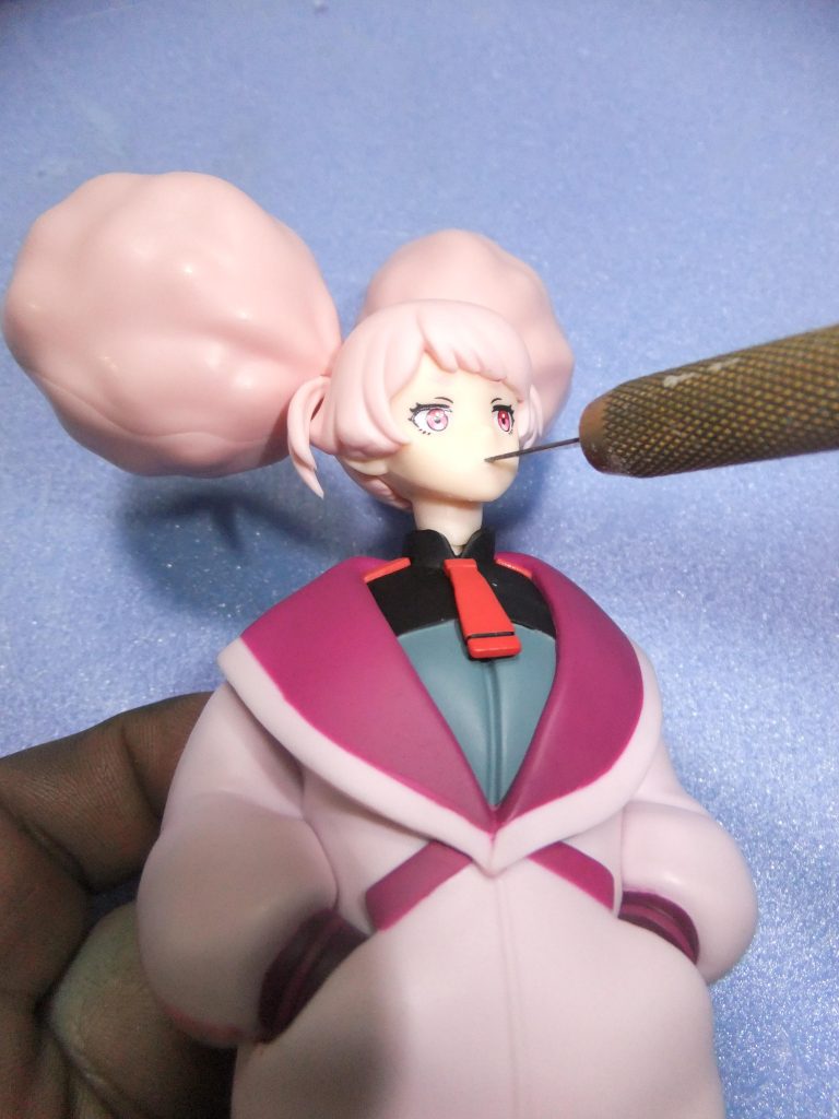 口元のモールドが浅いので?挨拶替わりにデザインナイフをぶっ刺してグリグリやって💦ササクレで唇を形成させて行きます。(一気にやって切れ目が必要以上なると修正が難しいので大胆かつ慎重にっ😁)